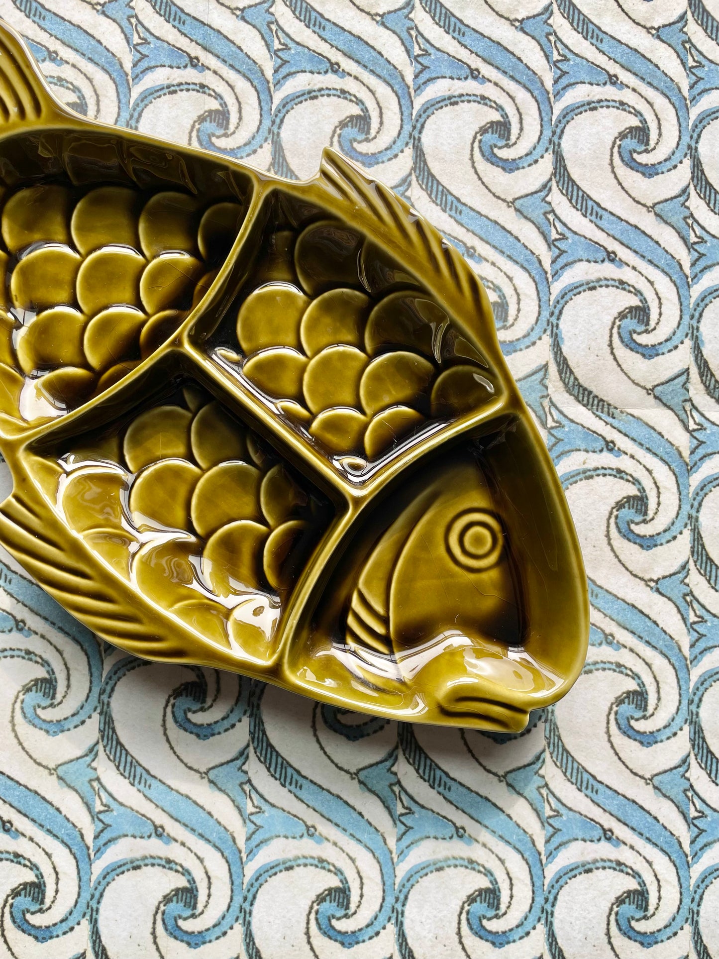 Fish sectional serving platter
